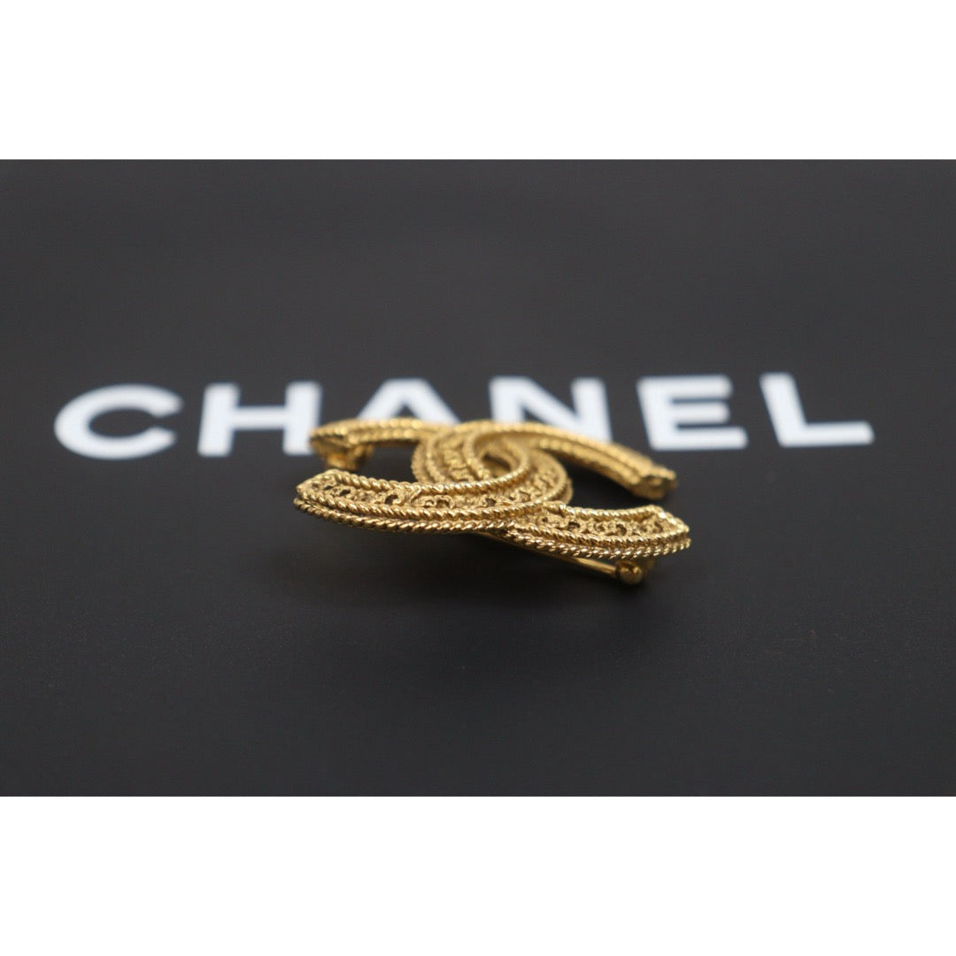 Include Authentic Detective Certificate of Authenticity｜Very Good ( Rank A)｜ CHANEL Vintage Coco Mark Engraved Brooch ｜26062905