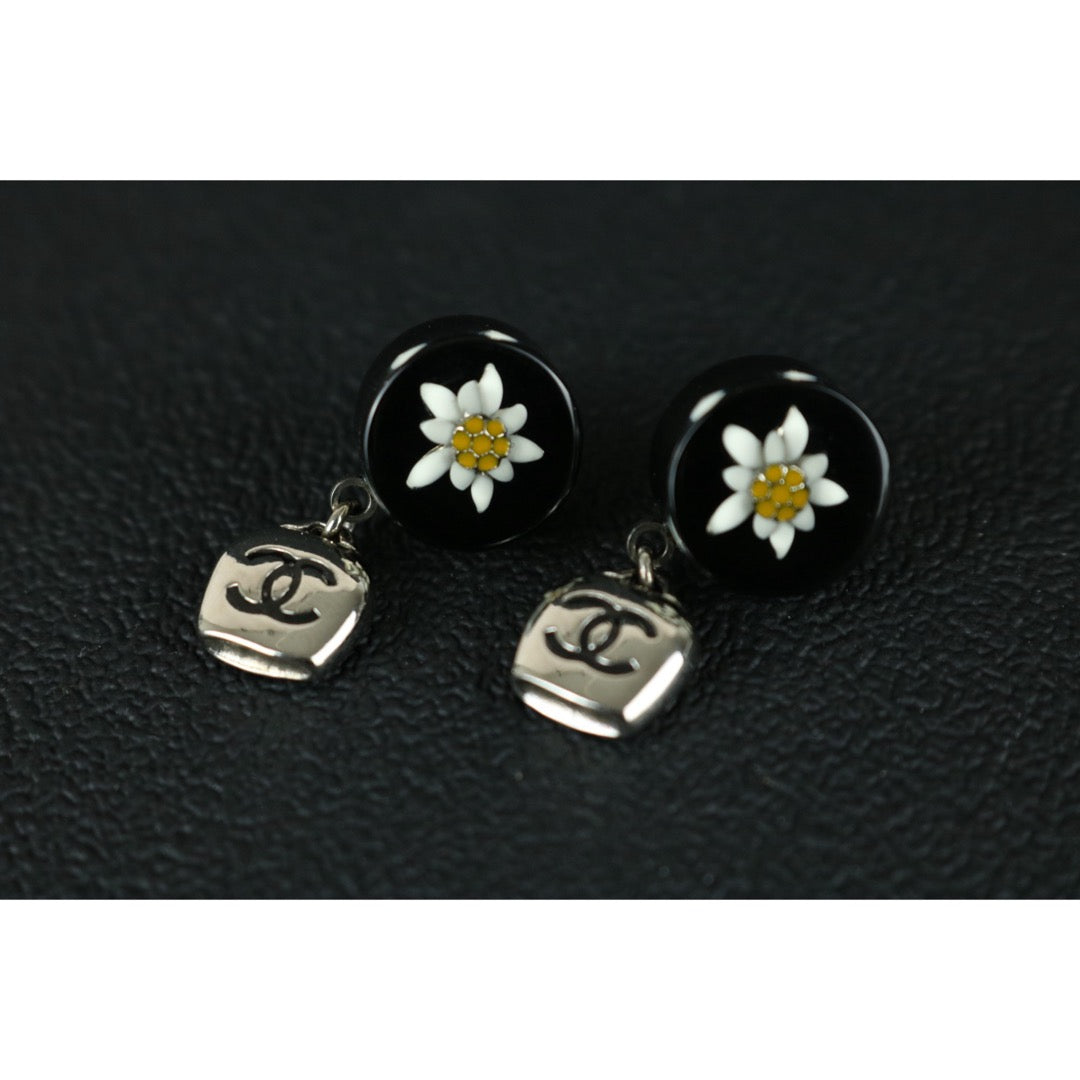 Very Good ( Rank A) ｜ CHANEL Coco Mark Daisy Earrings  Made In 2015Year ｜X25110338