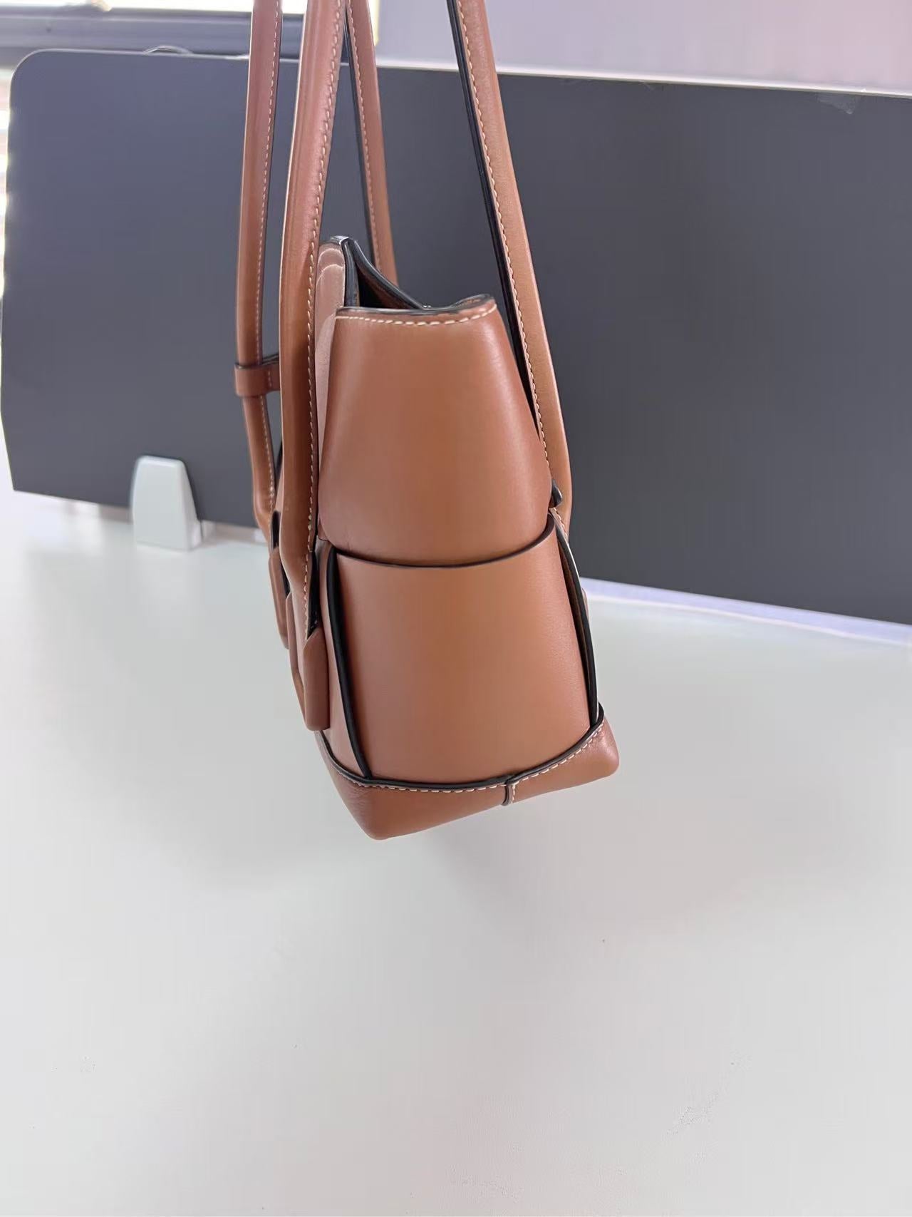 Bottega Veneta arco 33 Bag