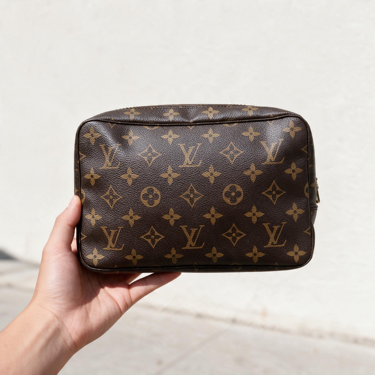 Include Entrupy Certificate of Authenticity｜Very Good ( Rank A) ｜ Louis Vuitton Truth Toilet 23 Monogram Makeup Pouch｜26102101