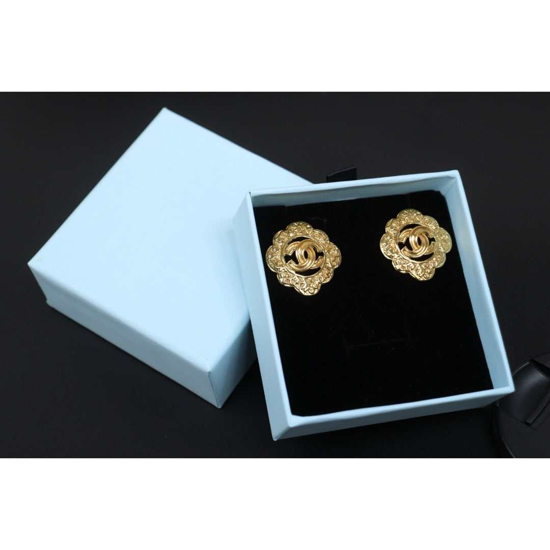 Include Authentic Detective Certificate of Authenticity｜Very Good ( Rank A) ｜CHANEL 95A COCO Mark Relief Vintage Earrings Made In 1995Year｜Y26040713