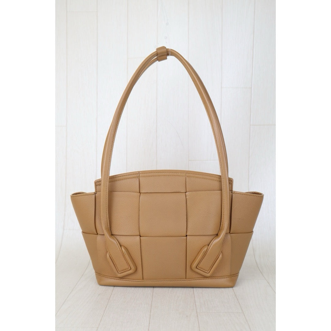 Include Entrupy Certificate of Authenticity｜Good ( Rank AB)｜ Bottega Veneta Arco 33 Calfskin Camel Shoulder Bag｜S26083012