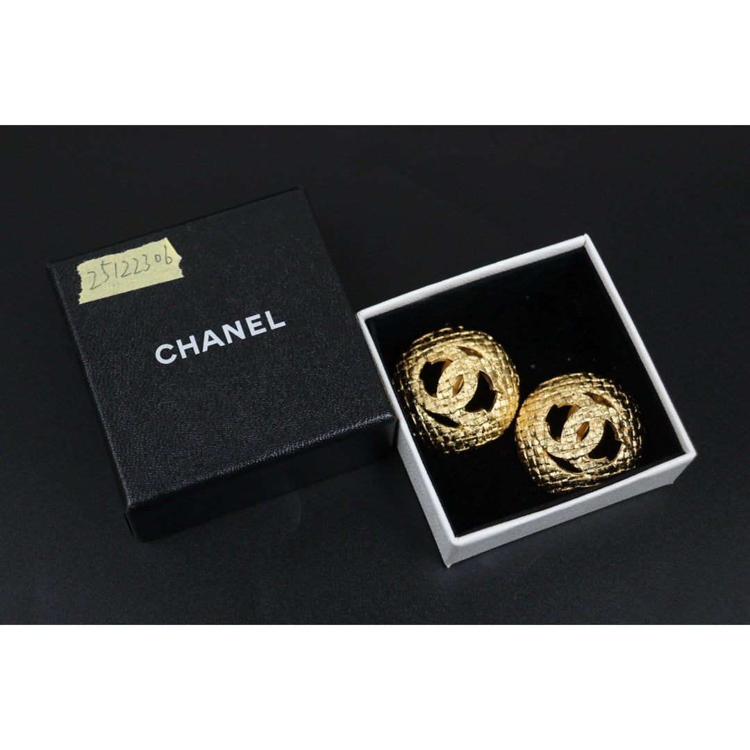 Very Good ( Rank A) ｜ CHANEL Coco Mark  Weave Gold Earrings Made In 1992Year GM｜25122306