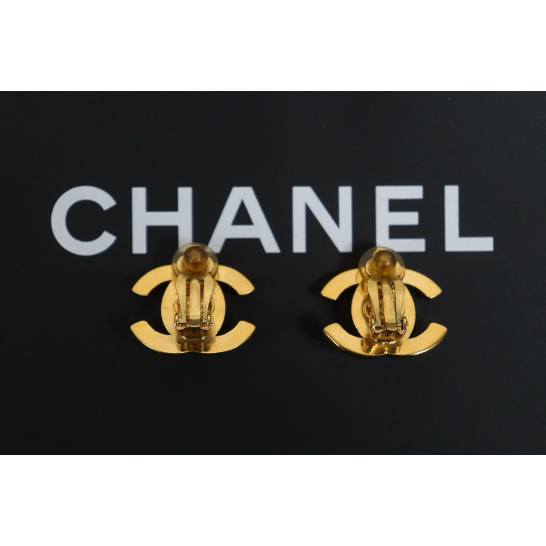 Include Authentic Detective Certificate of Authenticity｜Very Good ( Rank A) ｜CHANEL 96A Vintage Earrings Made In 1996 Year ｜26062609