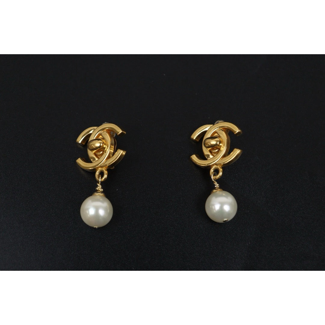 Very Good ( Rank A) ｜CHANEL 96A 18K Gold Plating Pearl Earrings Made In 1996 Year｜25122304