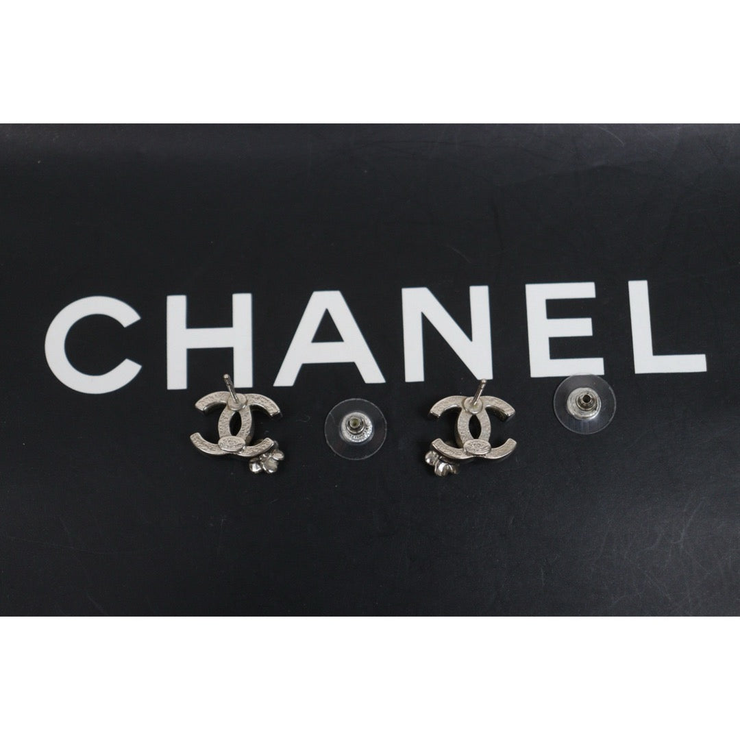 Very Good ( Rank A) ｜ CHANEL 07P Coco Mark  Black Enamel Camellia Earrings Made In 2007Year ｜26022401