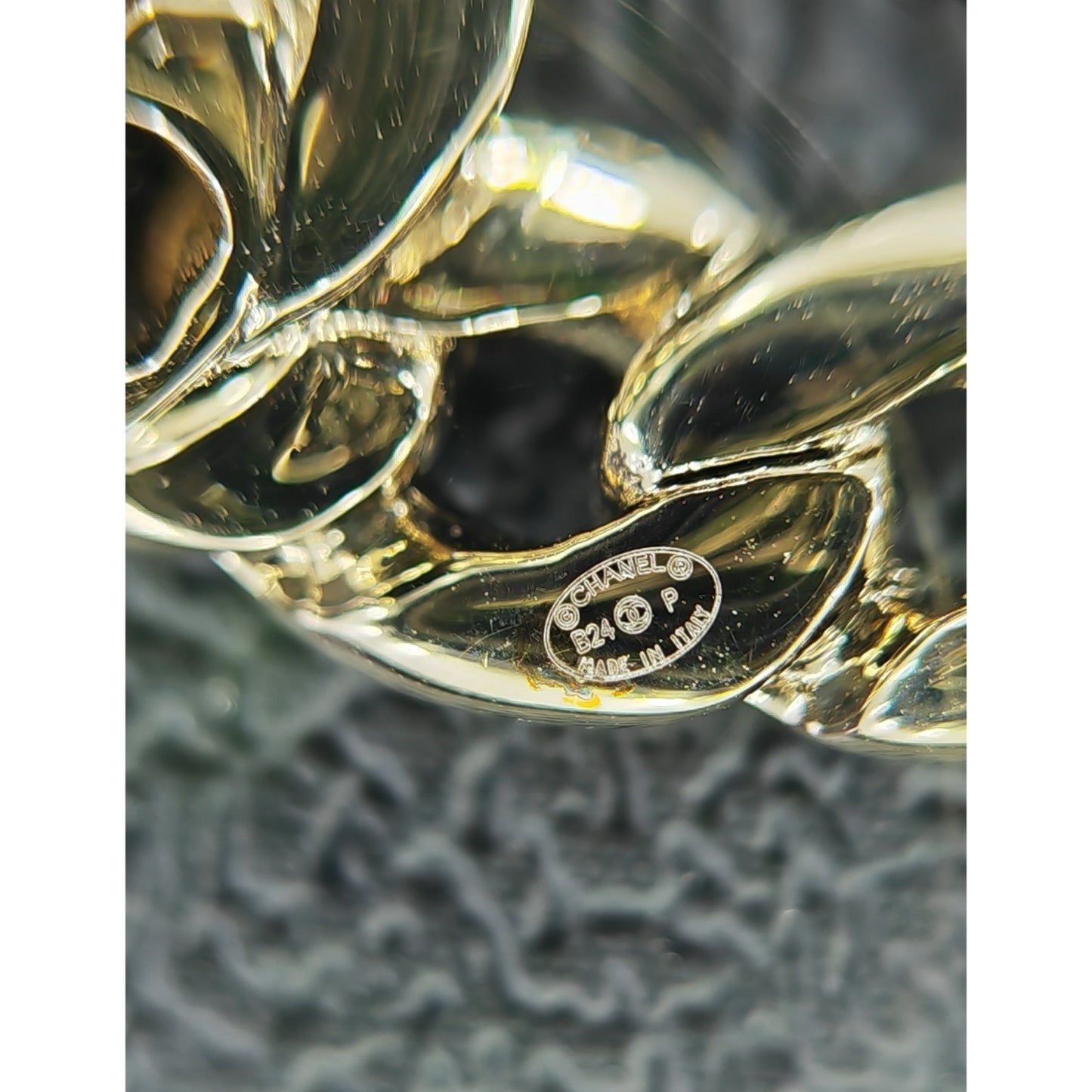 Include Authentic Detective Certificate of Authenticity｜Very Good ( Rank A)｜ CHANEL B24P Double C Chain Brooch Made in 2024 Year｜S26081805