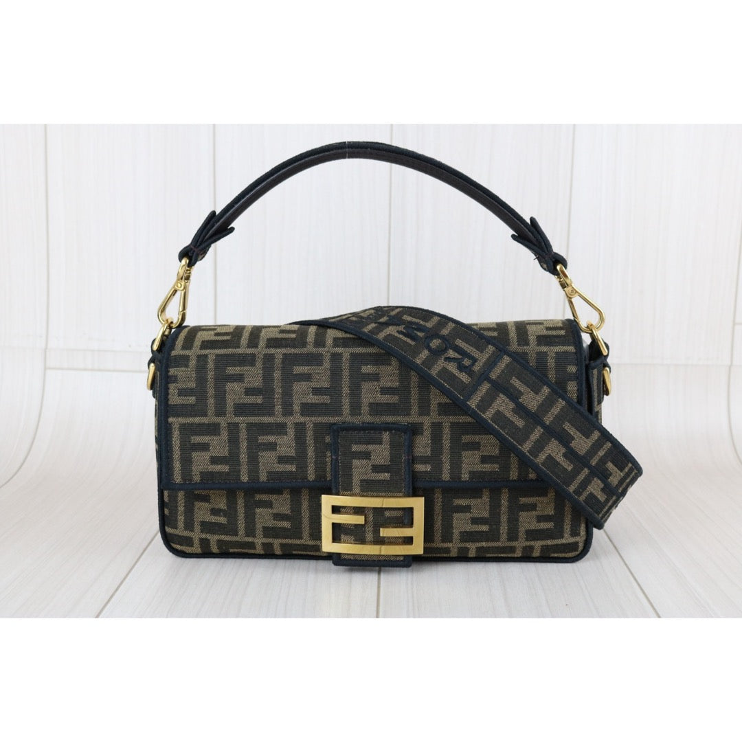 Very Good ( Rank A)｜ FENDI Mamma Baguette Shoulder Bag  Gold Hardware Current Model｜S25072102