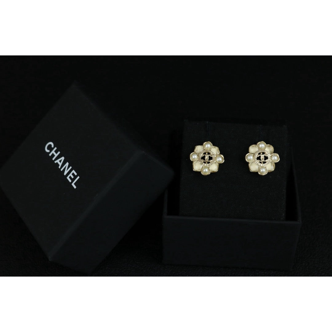 Include Authentic Detective Certificate of Authenticity｜Very Good ( Rank A) ｜CHANEL A16P Coco Mark Pearl Earrings Made In 2016Year ｜X25040602
