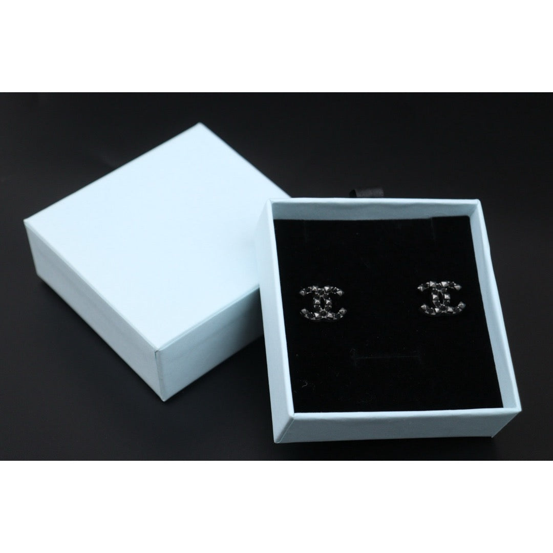 Very Good ( Rank A)｜ CHANEL Coco Mark Rivet Earrings Made in 2003Year｜V25071706