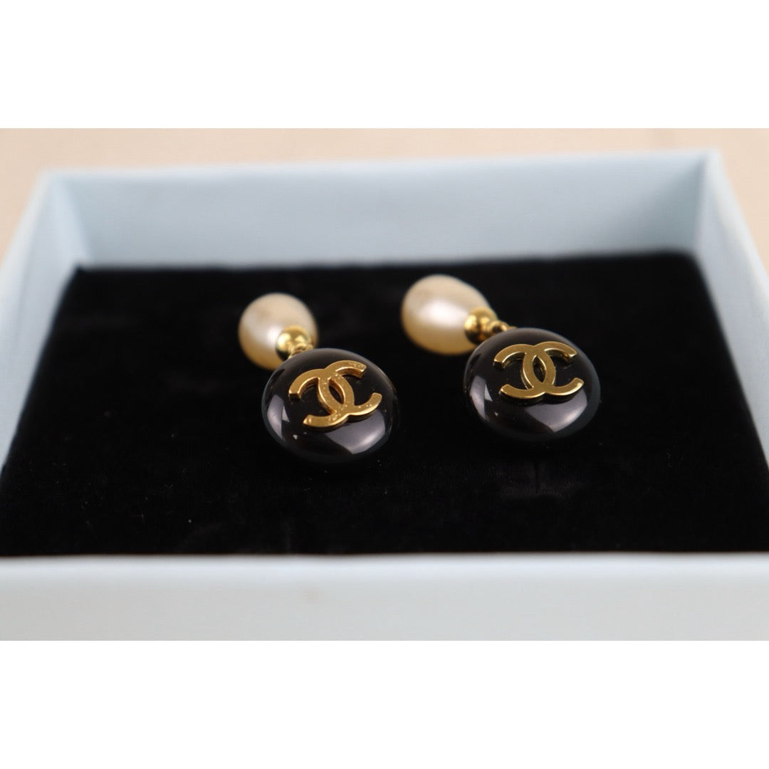 Include Authentic Detective Certificate of Authenticity｜Very Good ( Rank A) ｜CHANEL 94A COCO Mark  Water Drop Pearl Earrings Made In 1994Year｜26021912