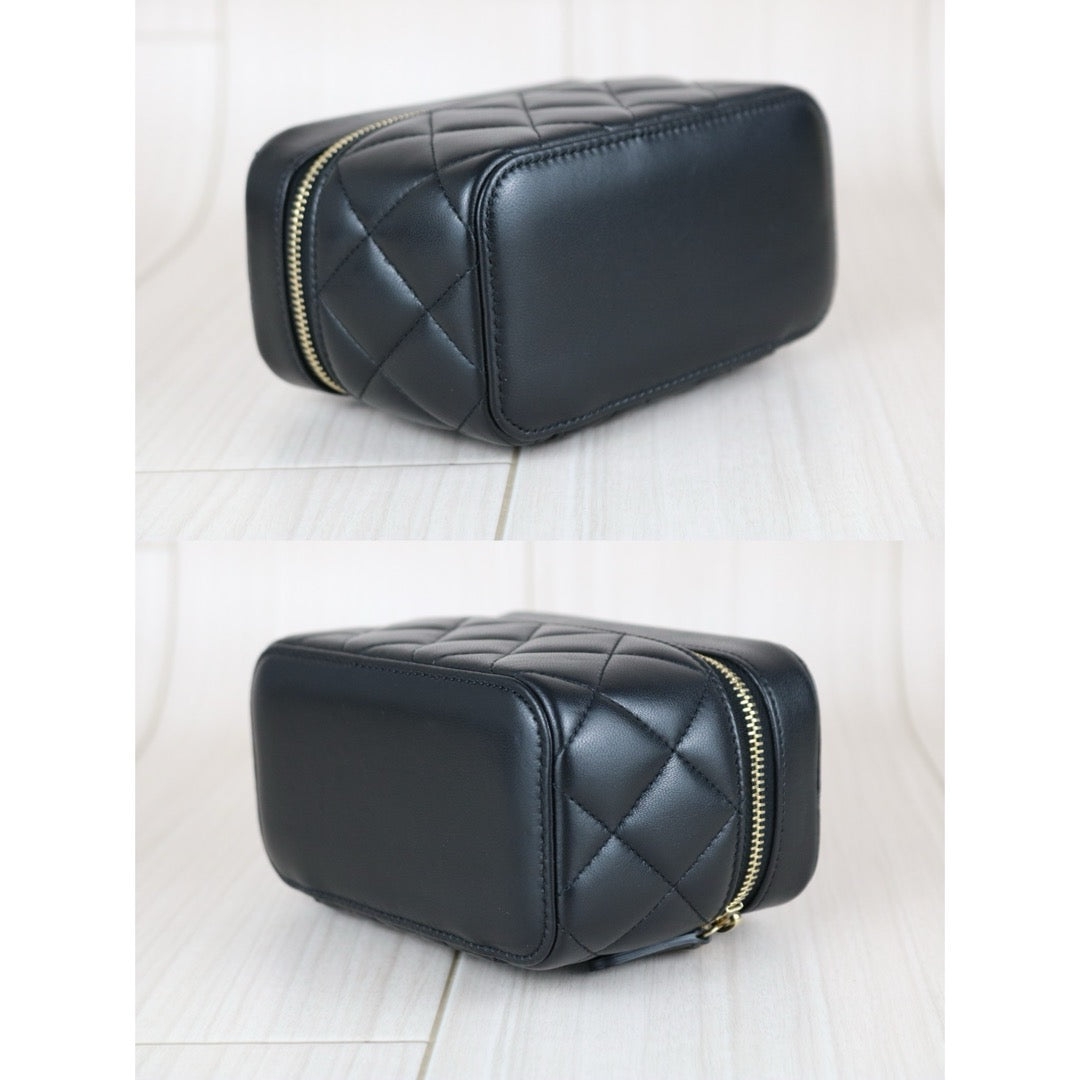 Very Good ( Rank A) ｜ CHANEL Lamb Skin Vanity  Made In 2017 Year ｜X25081814