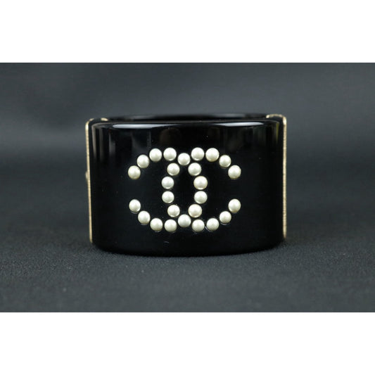 Include Authentic Detective Certificate of Authenticity｜Very Good ( Rank A) ｜ CHANEL Coco Mark Pearl Acrylic Bracelet ｜S26053004