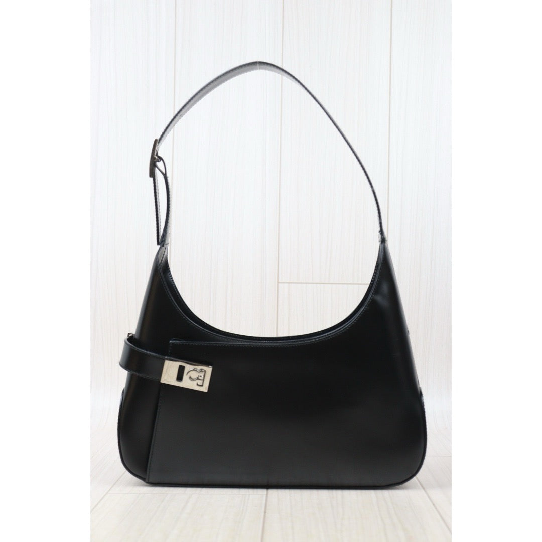 Very Good ( Rank A) ｜Ferragamo Calf Leather Shoulder Bag Black｜24092003