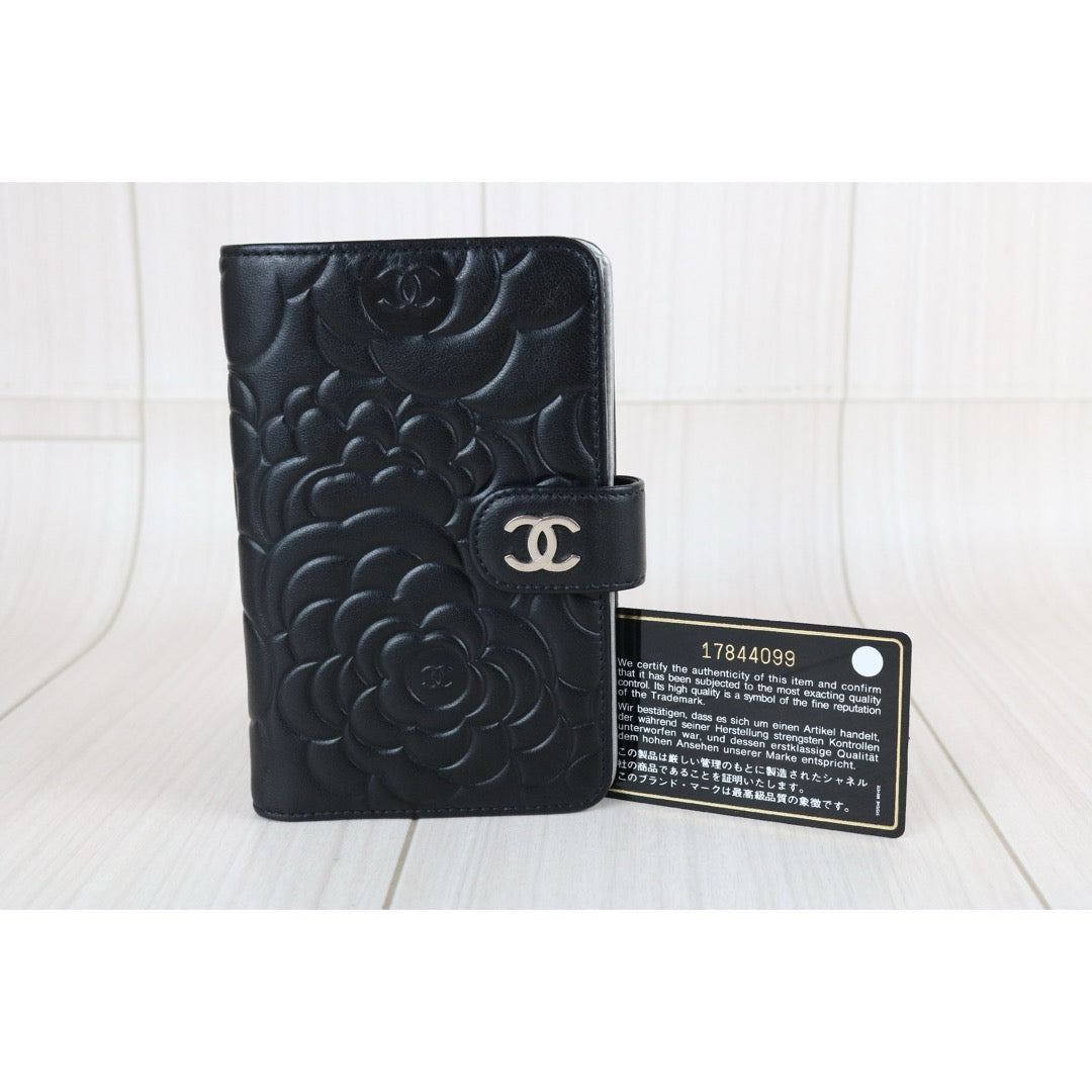 Include Entrupy Certificate of Authenticity｜Very Good ( Rank A)｜CHANEL Lambskin Camellia Embossed Flap Black Wallet Made In 2012-2013Year｜X26062909