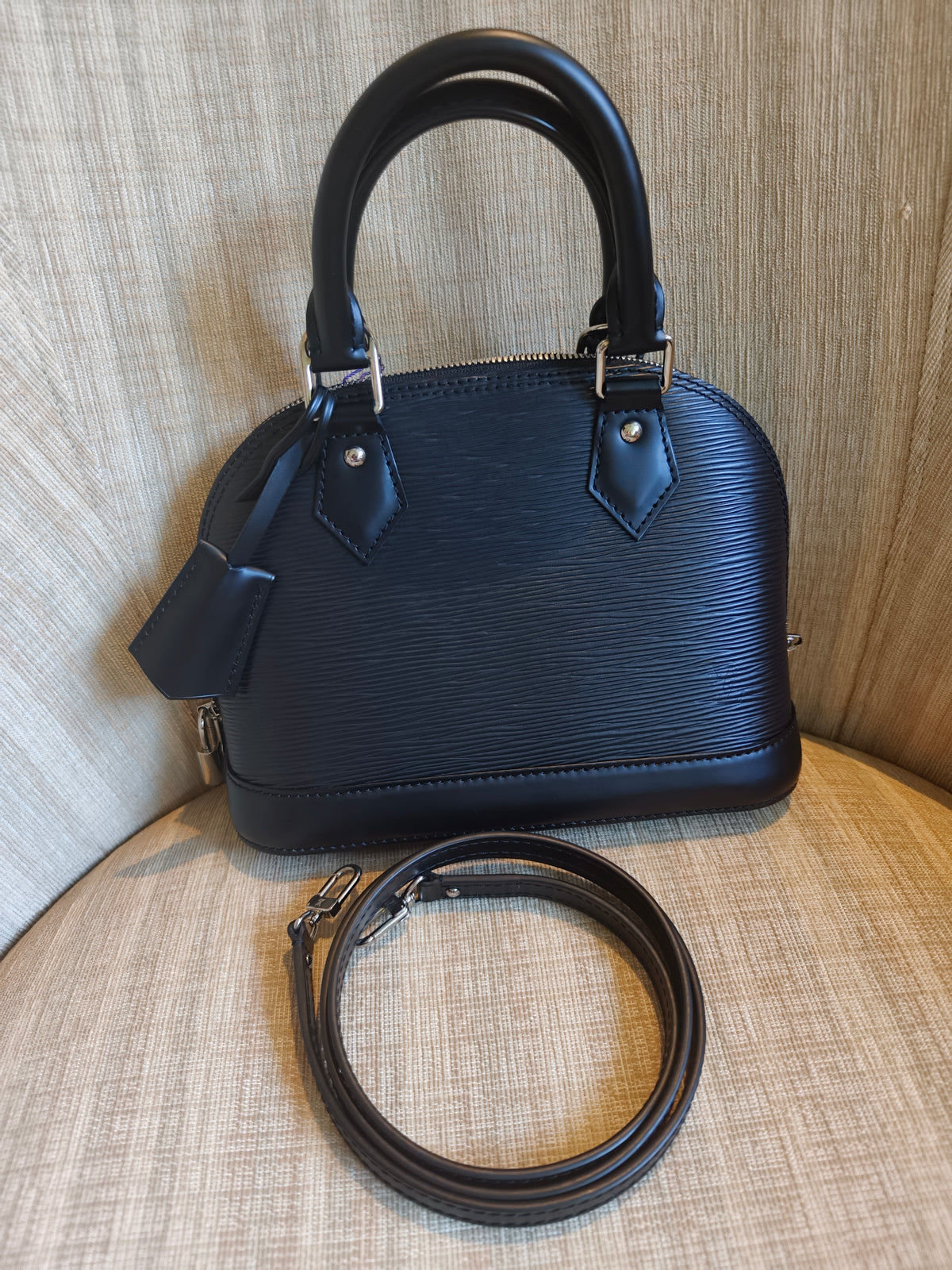 Include Entrupy Certificate of Authenticity｜Very Good ( Rank A) ｜Louis Vuitton Epi Alma BB HandBag Shoulder Bag