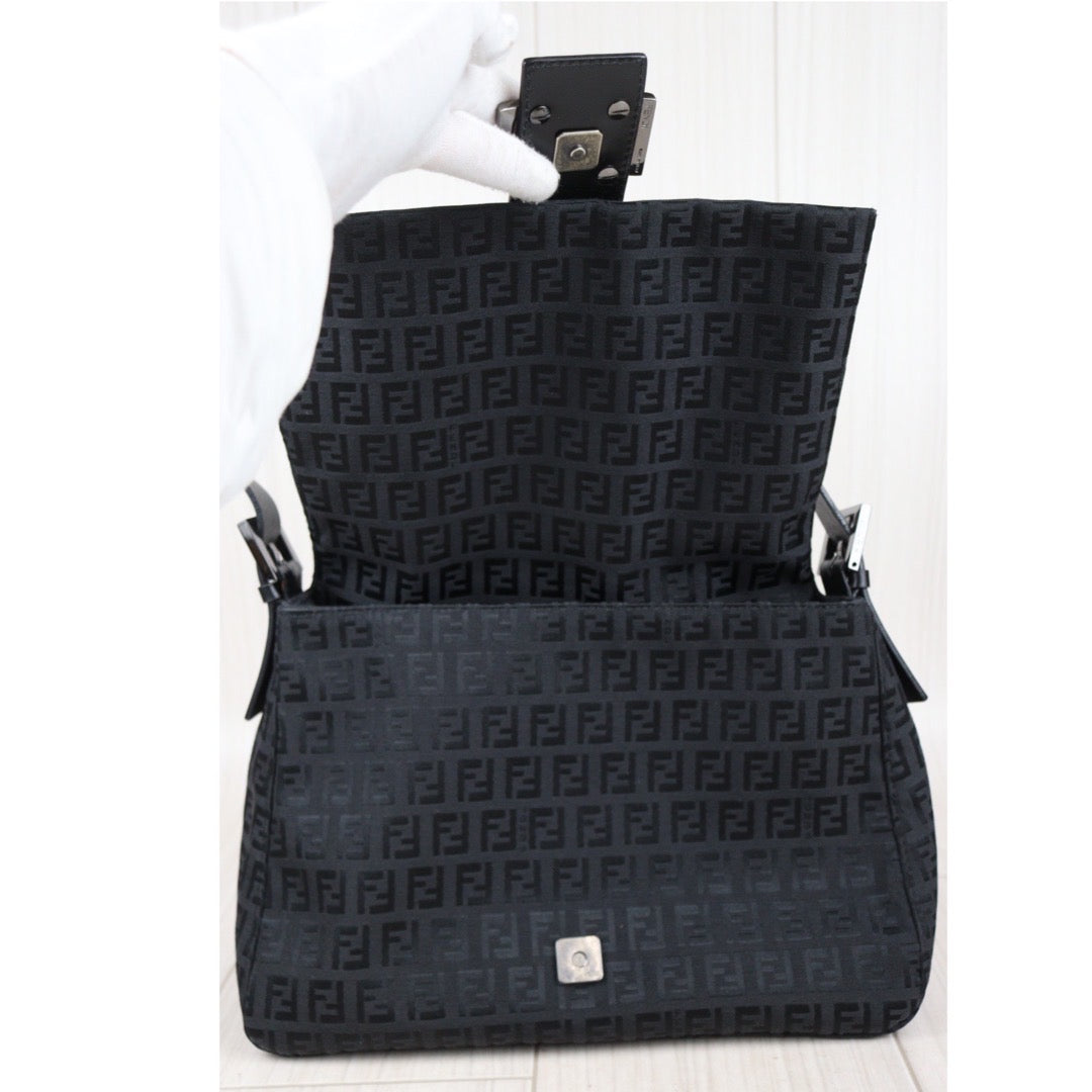 Rank A｜ FENDI Mamma Baguette Shoulder Bag Black ｜V23110222