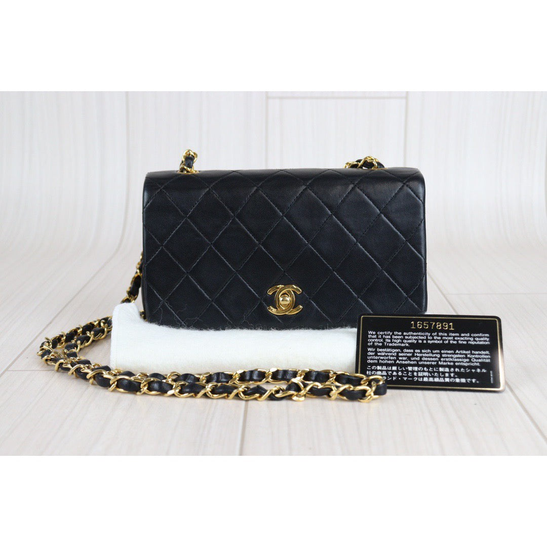 Rank AB ｜CHANEL Matrasse Lambskin Turn Lock 19 Shoulder Bag ｜23052504