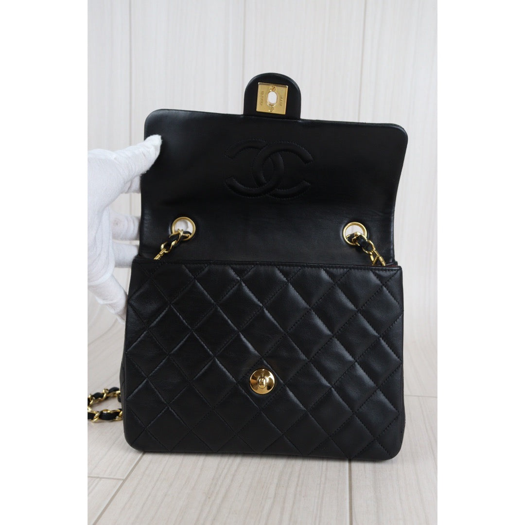 Rank AB ｜ CHANEL Black Lanbskin Square 20 Shoulder Bag ｜230062604