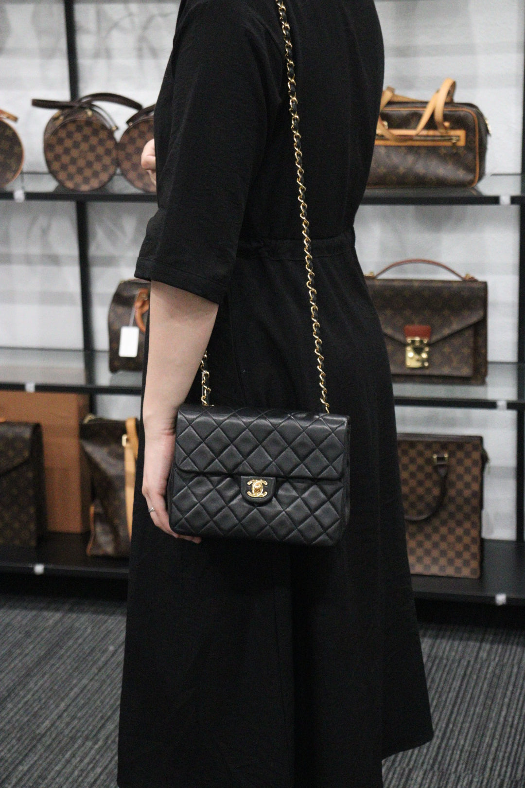 Rank AB ｜ CHANEL Black Lanbskin Square 20 Shoulder Bag ｜230062604