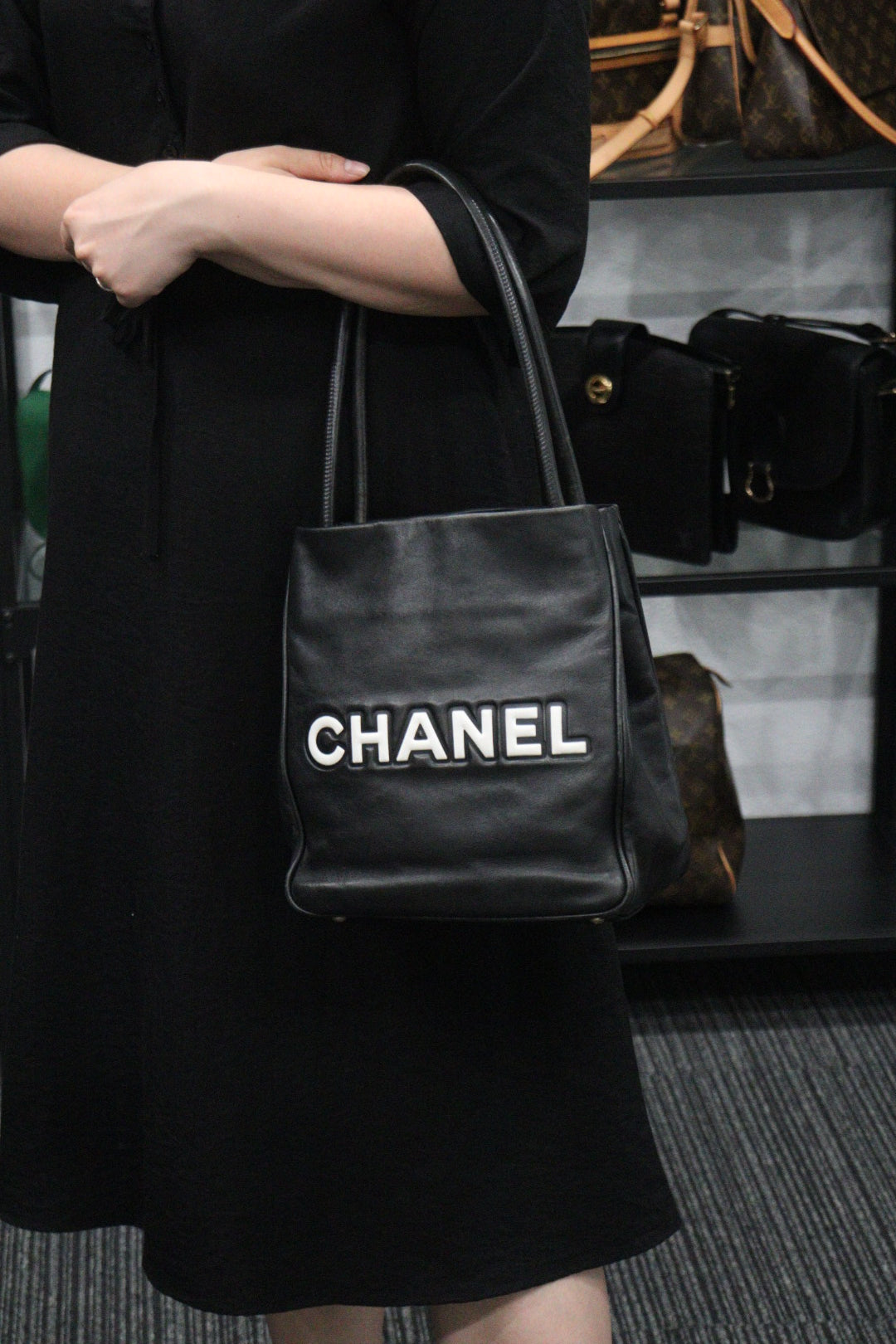 Rank AB ｜ CHANEL Vintage Lamb leather Camellia Tote Bag Black｜V23062974