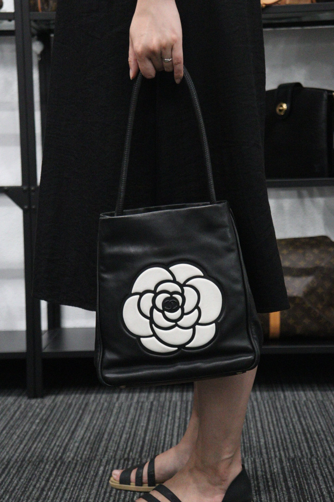 Rank AB ｜ CHANEL Vintage Lamb leather Camellia Tote Bag Black｜V23062974