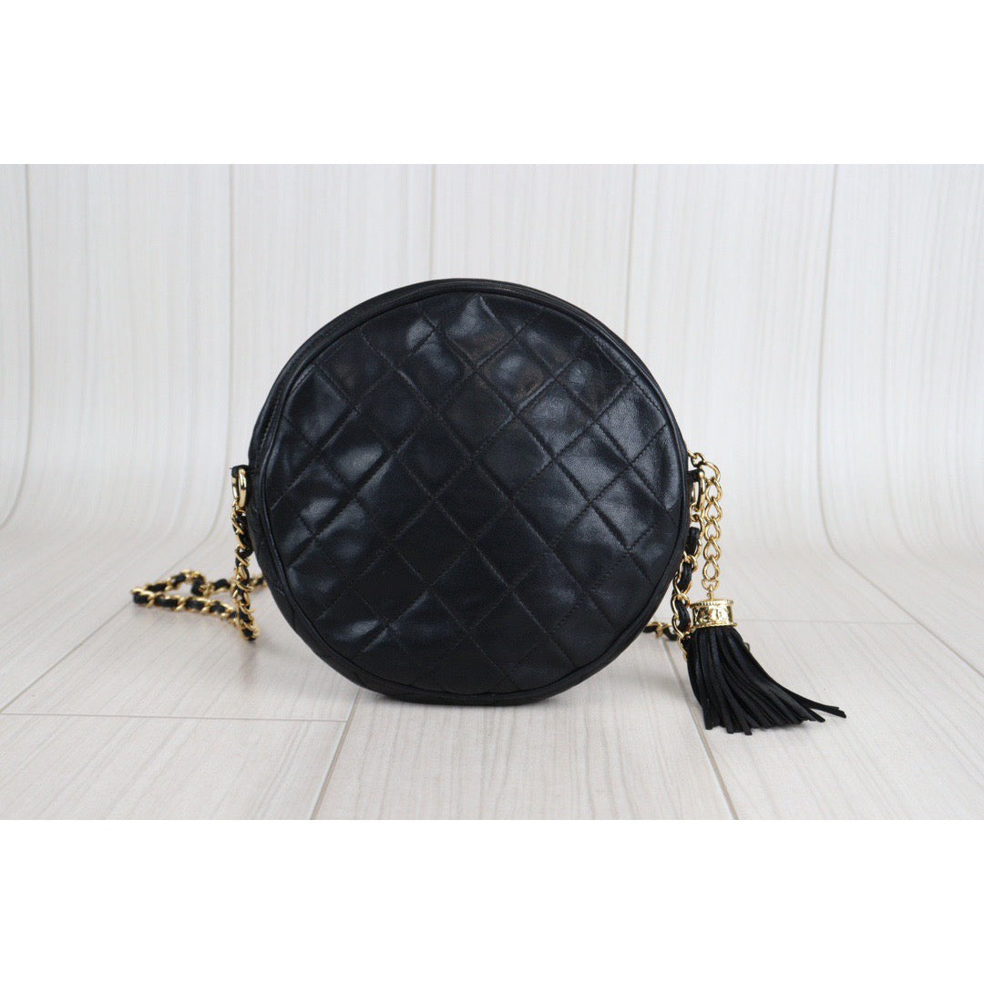 Rank AB ｜ CHANEL Vintage Black Lanbskin Circle Shoulder Bag ｜V23062344