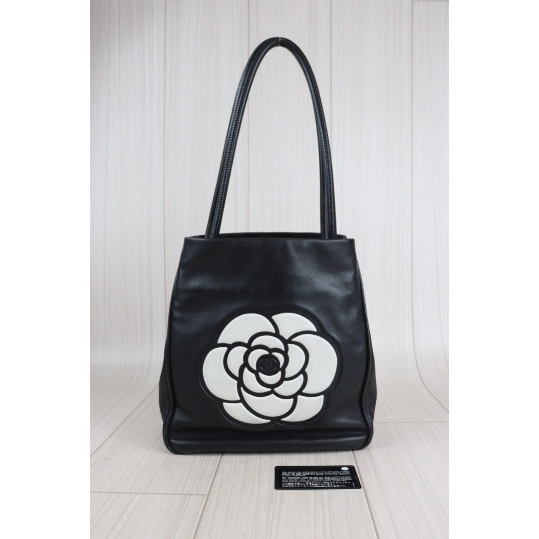 Rank AB ｜ CHANEL Vintage Lamb leather Camellia Tote Bag Black｜V23062974