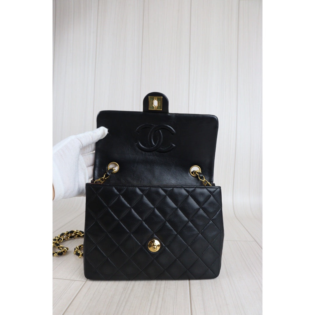 Rank AB ｜ CHANEL Black Lanbskin Square 20 Shoulder Bag Made In 1989～1991 Year｜V23062973