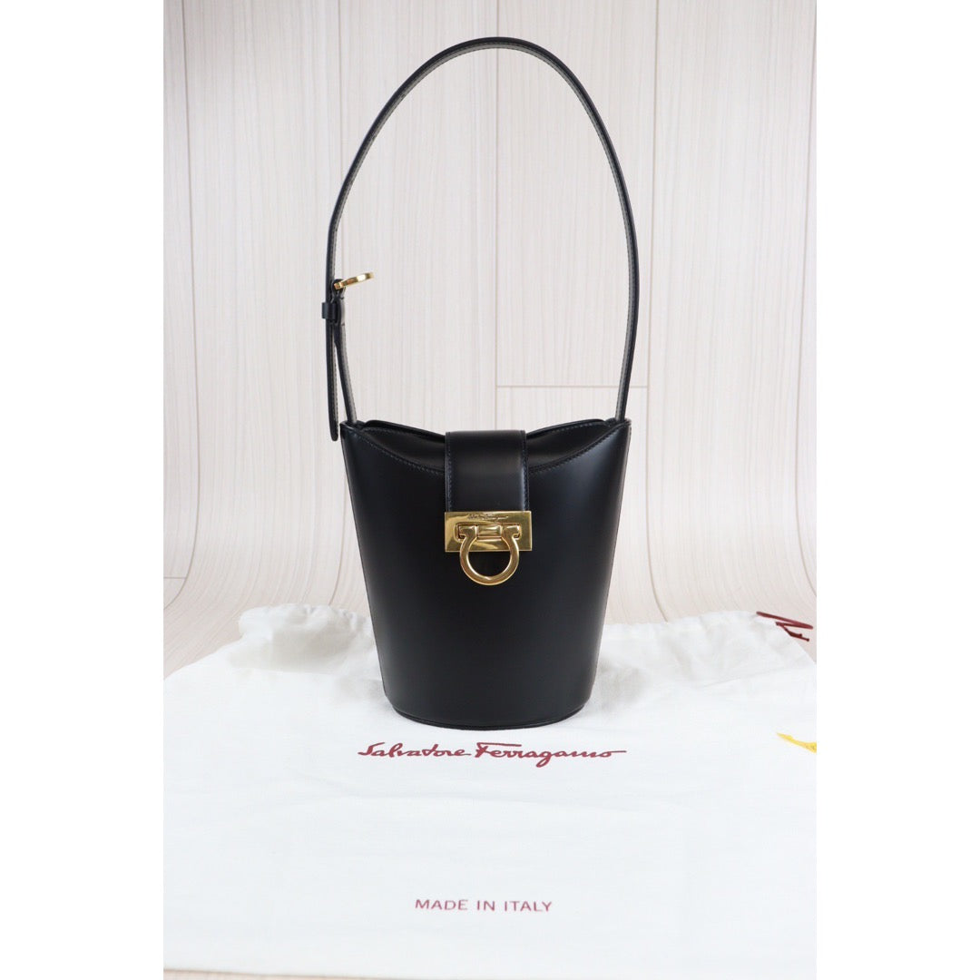 Rank A ｜Ferragamo Gancini Handbag Shoulderbag｜23050901