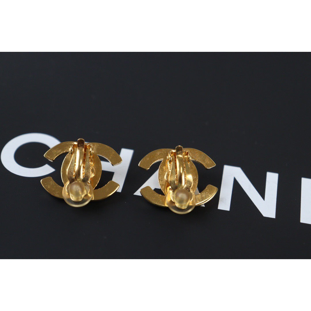 Rank A ｜CHANEL Turn Lock Vintage Earrings ｜V23062343