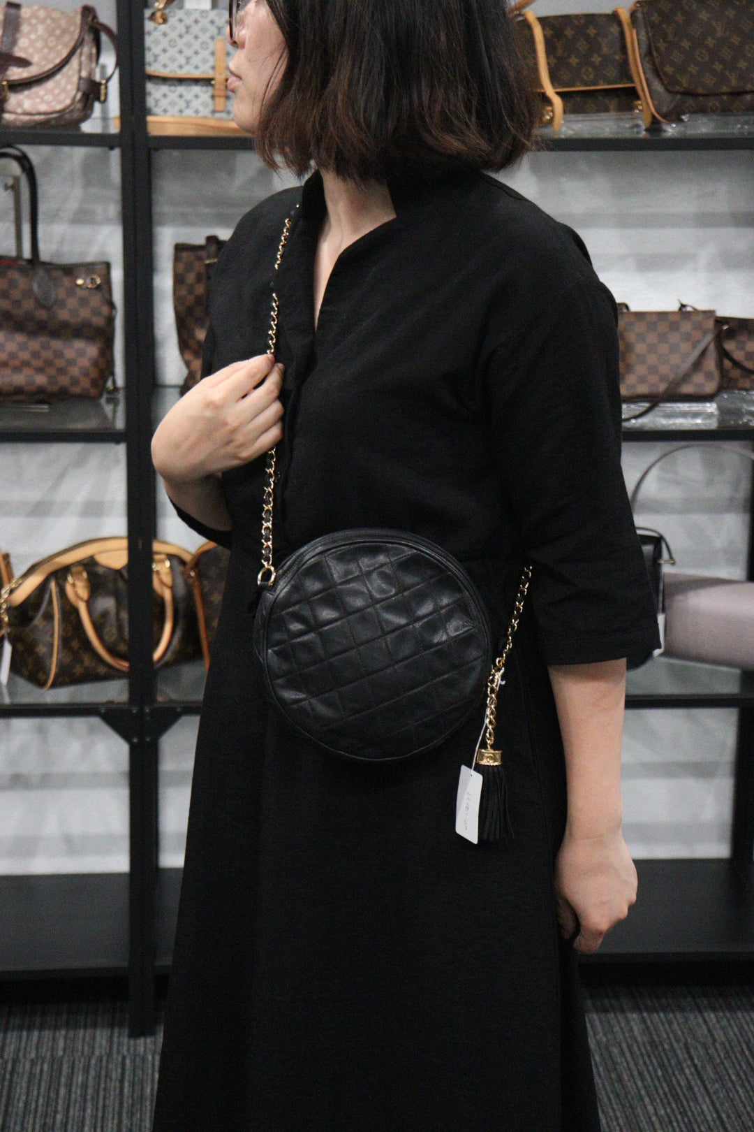 Rank AB ｜ CHANEL Vintage Black Lanbskin Circle Shoulder Bag ｜V23062344