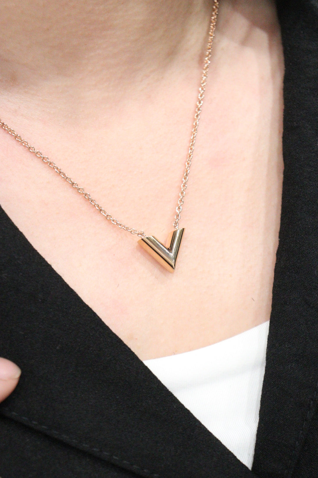 LOUIS VUITTON Crystal Enamel The Great Essential V Necklace Gold Black  1345150 | FASHIONPHILE