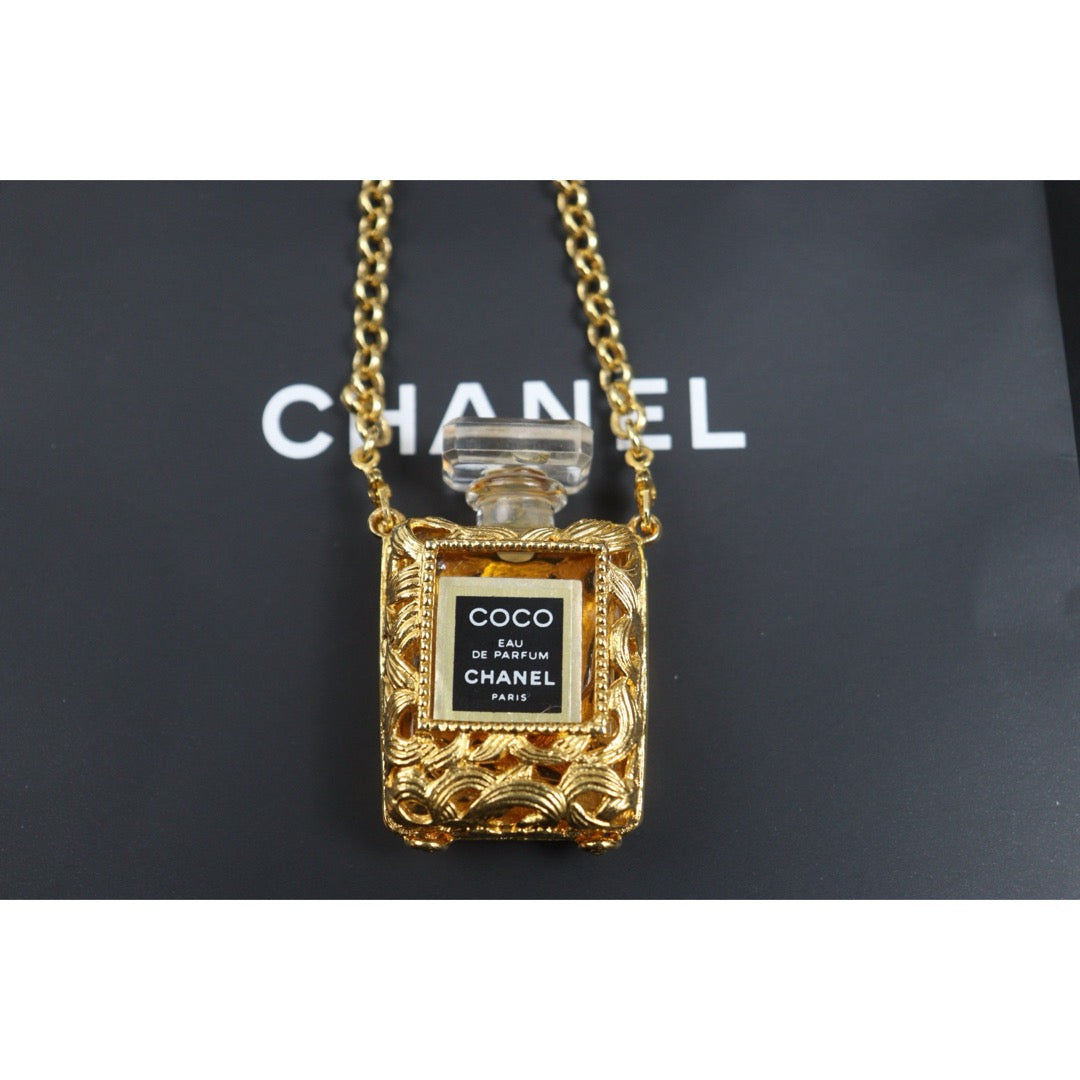 Include Authentic Detective Certificate of Authenticity｜Very Good ( Rank A) ｜ CHANEL Vintage Coco Perfume Bottle Case Necklace｜26102602