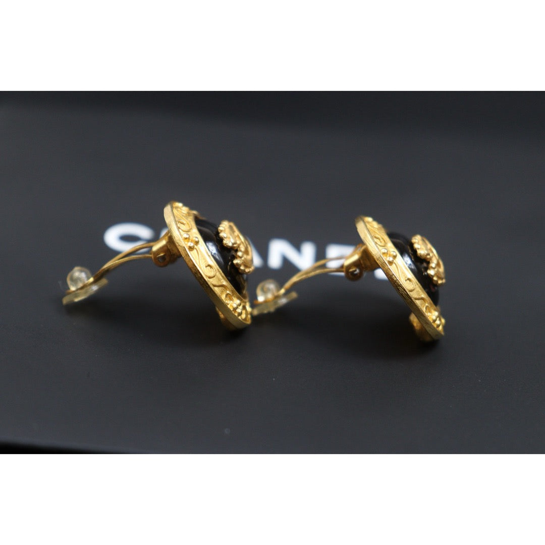 Include Authentic Detective Certificate of Authenticity｜Very Good ( Rank A) ｜CHANEL 96A COCO Mark  Round Clip-On Earrings Made In 1996Year｜26102604