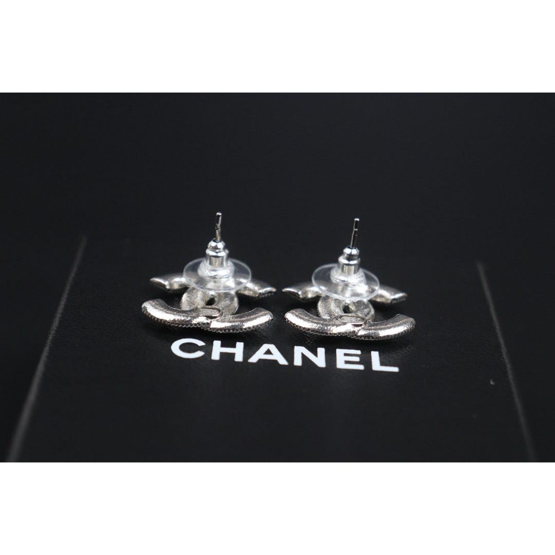 Include Authentic Detective Certificate of Authenticity｜Very Good ( Rank A) ｜CHANEL A25C Classic Crystal CC Stud  Earrings Made In 2025Year｜26102603