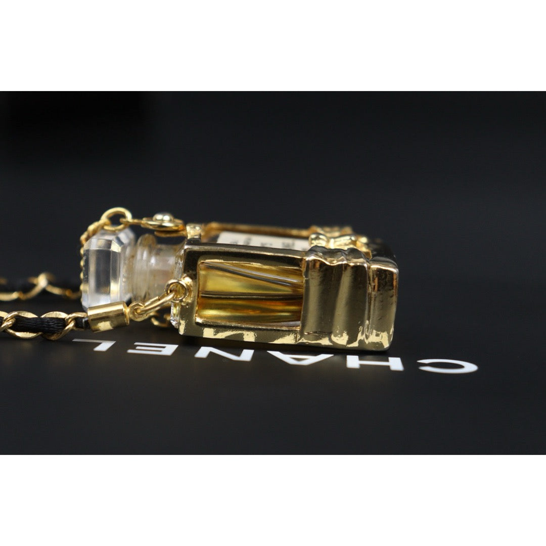 Include Authentic Detective Certificate of Authenticity｜Good ( Rank AB) ｜ CHANEL Vintage No.5 Perfume Bottle Chain Necklace｜26102605