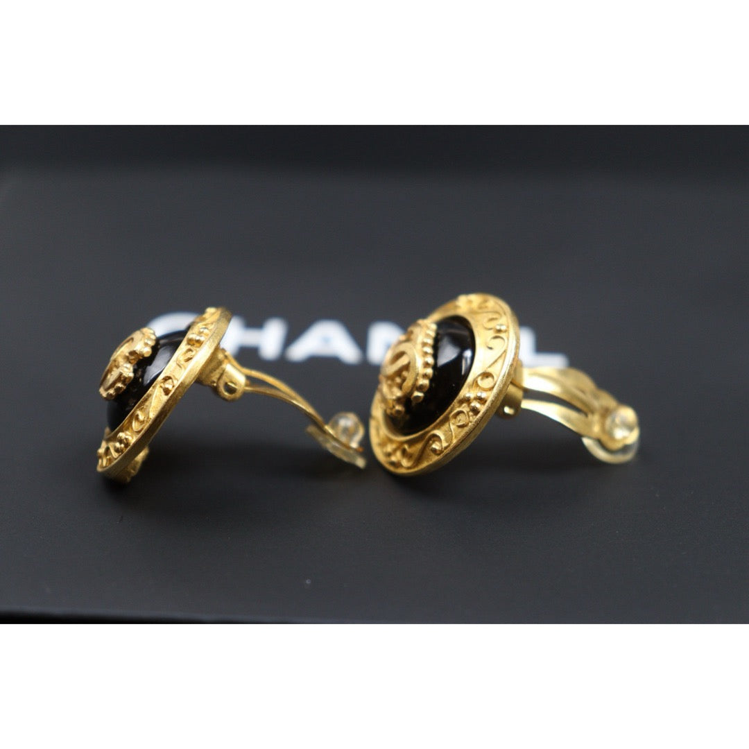 Include Authentic Detective Certificate of Authenticity｜Very Good ( Rank A) ｜CHANEL 96A COCO Mark  Round Clip-On Earrings Made In 1996Year｜26102604
