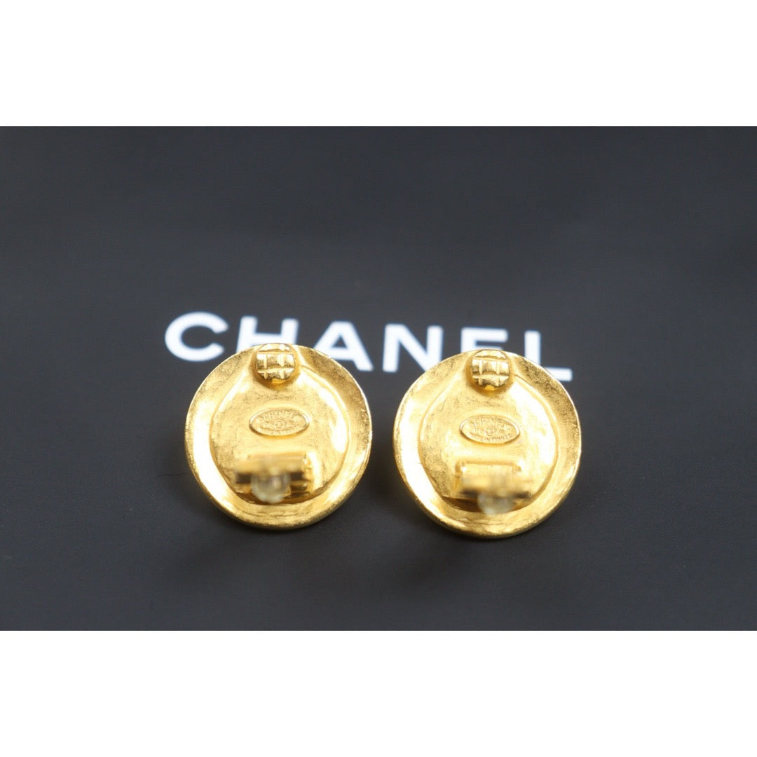 Include Authentic Detective Certificate of Authenticity｜Very Good ( Rank A) ｜CHANEL 96A COCO Mark  Round Clip-On Earrings Made In 1996Year｜26102604