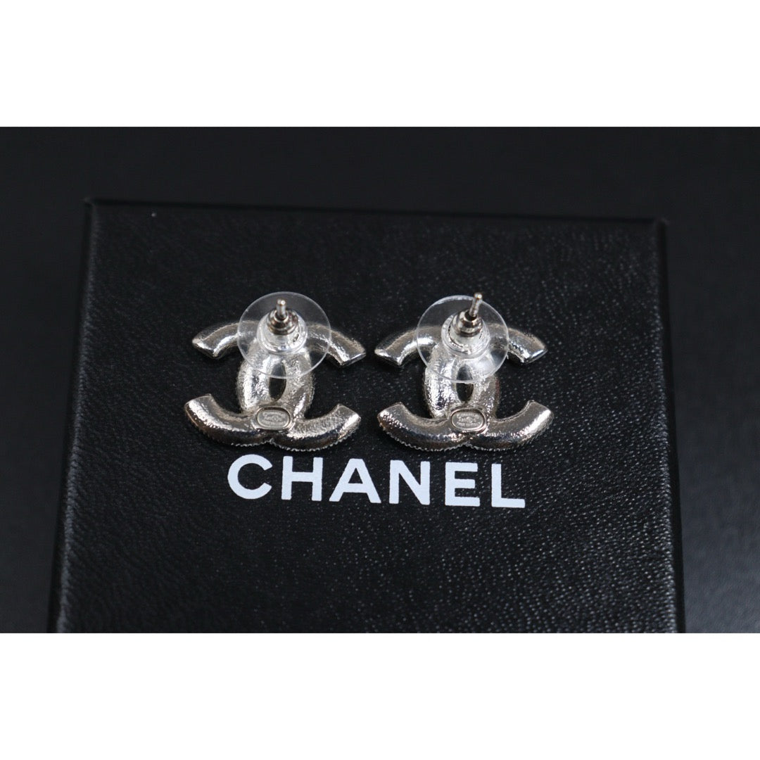 Include Authentic Detective Certificate of Authenticity｜Very Good ( Rank A) ｜CHANEL A25C Classic Crystal CC Stud  Earrings Made In 2025Year｜26102603