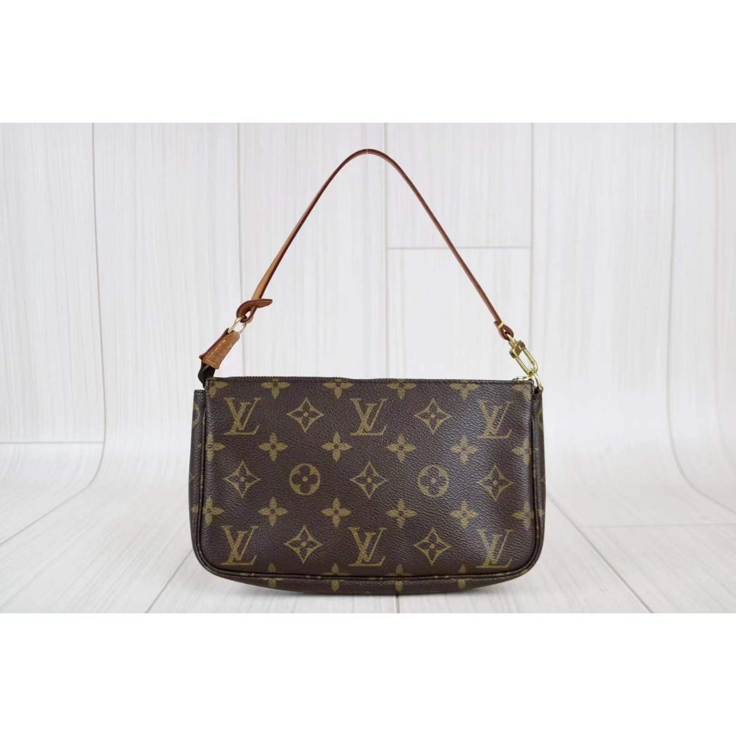 Rank AB ｜     LV Monogram Pochette Accessoires    ｜012609