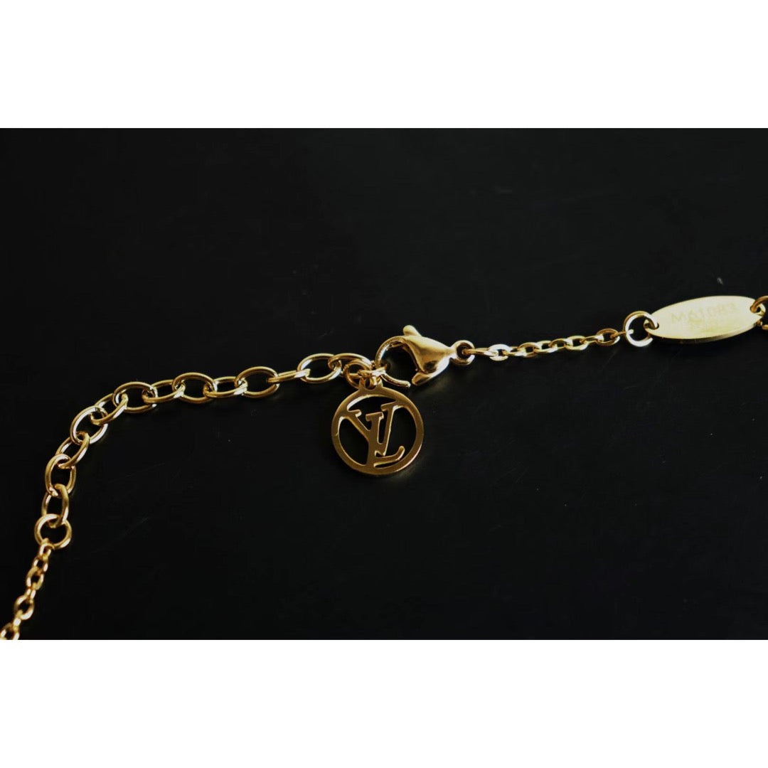 LOUIS VUITTON Esential V Gold plate Gold Necklace 300020044 –  BRANDSHOP-RESHINE