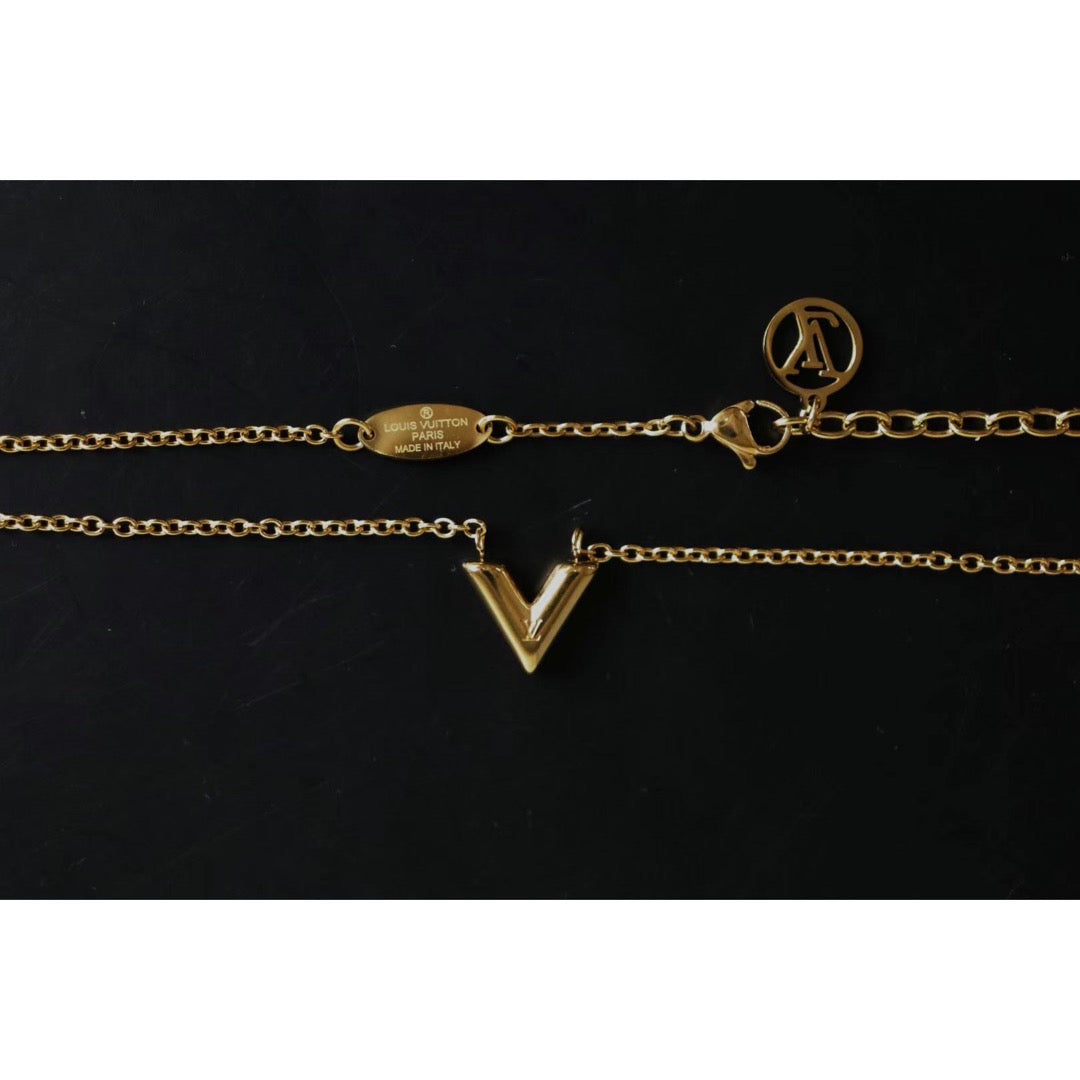 LOUIS VUITTON Collier L to V GP necklace M69643 ref.216319 - Joli Closet