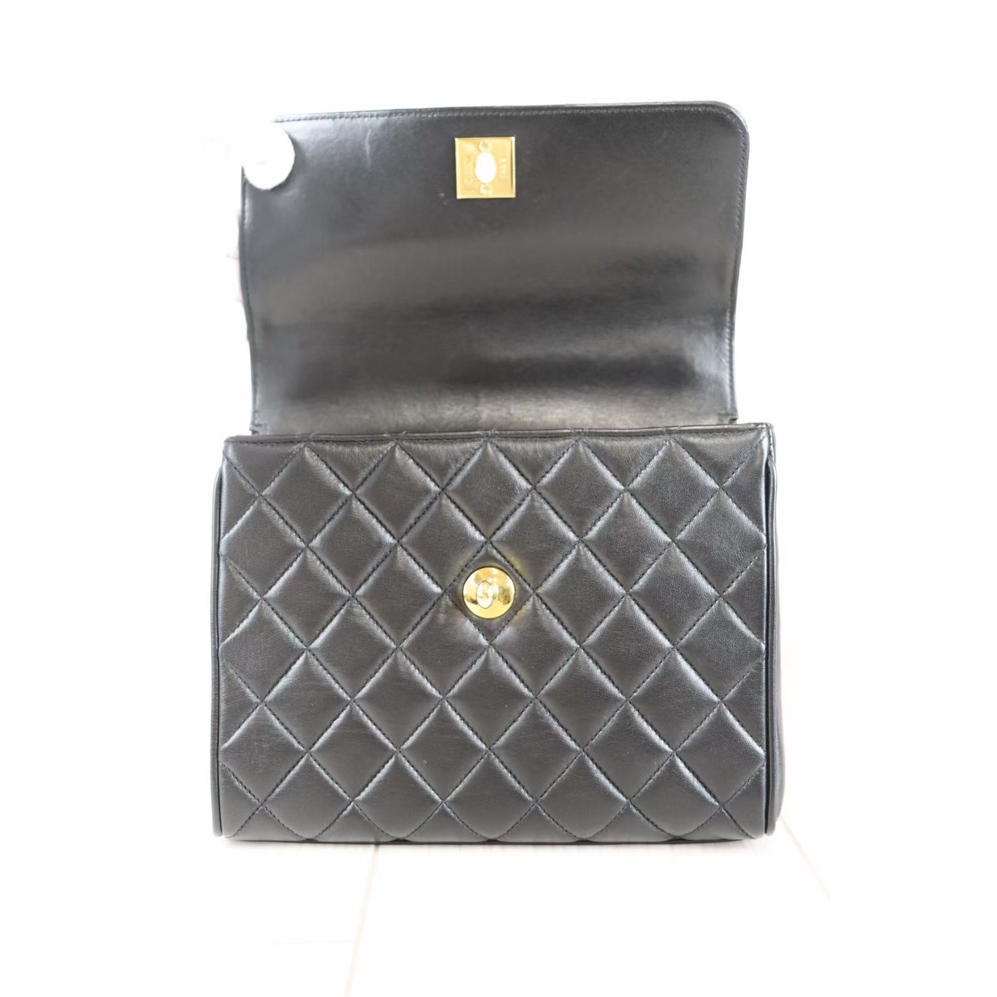 Rank A ｜ CHANEL Matelasse Lamb Leather Vintage Handbag ｜081906