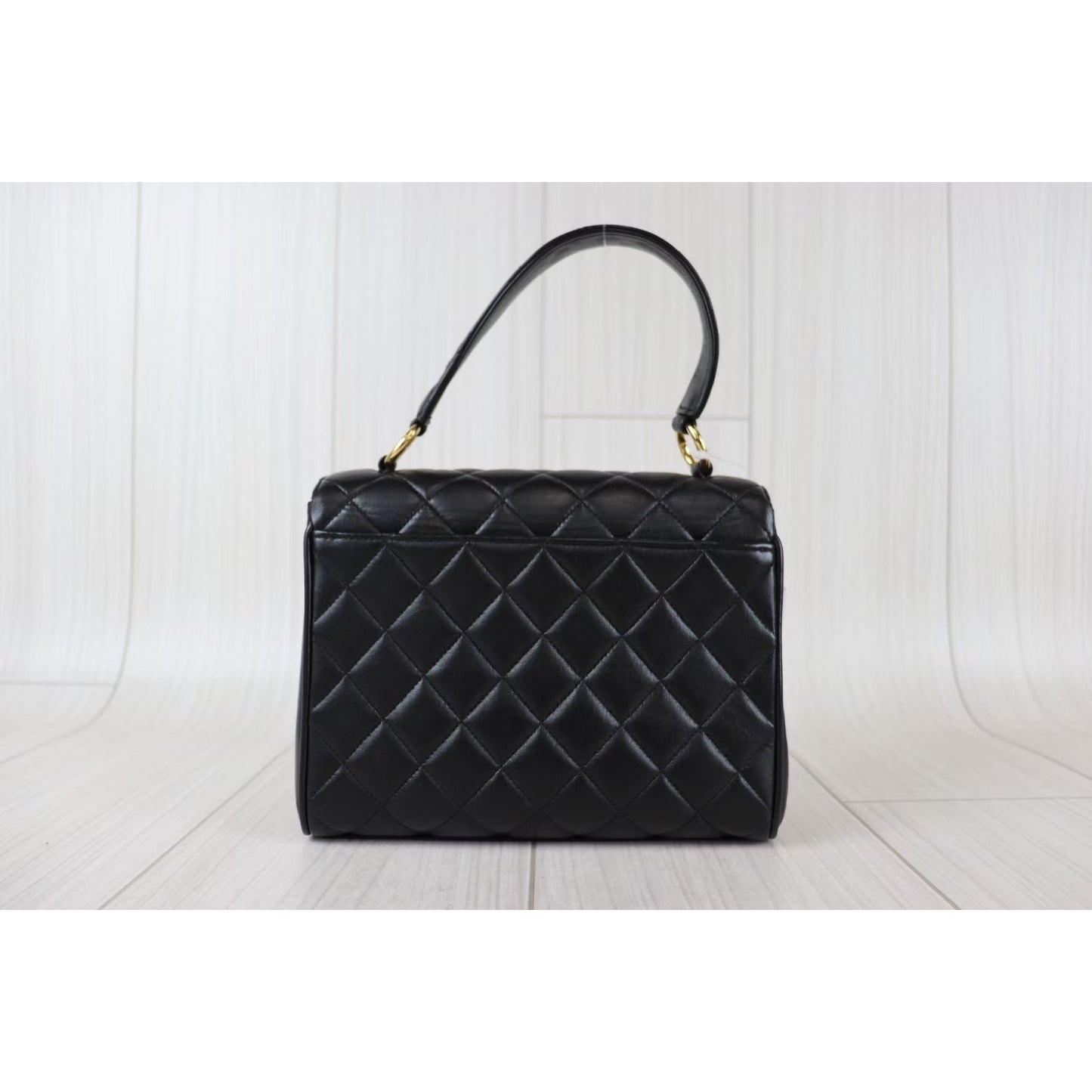 Rank A ｜ CHANEL Matelasse Lamb Leather Vintage Handbag ｜081906