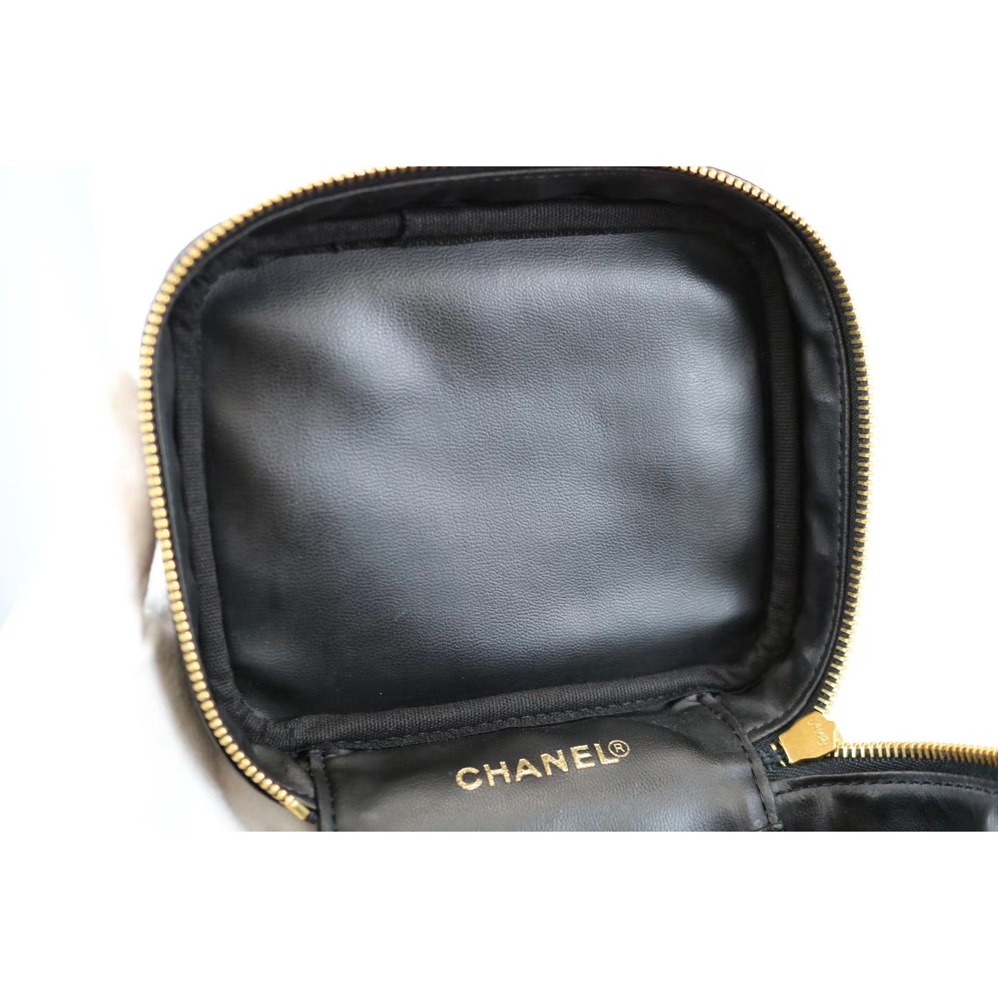 Rank SA ｜ CHANEL Caviar Skin Vanity Handbag ｜070602