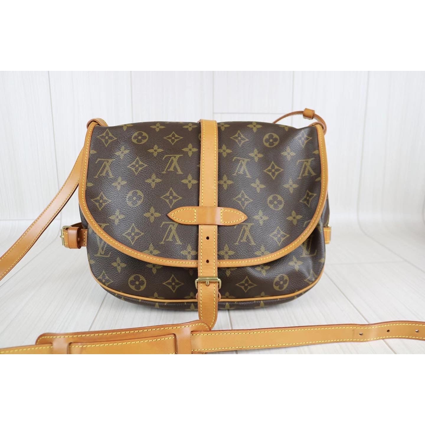Louis Vuitton Saumur Shoulder bag 388037